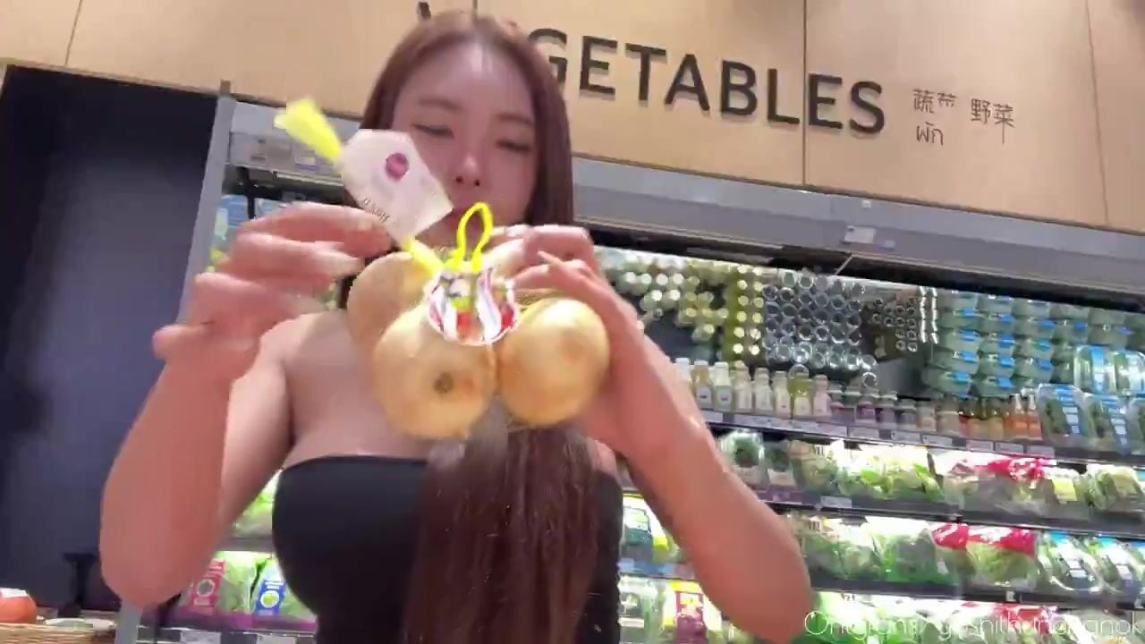 Bữa sáng đầy dưỡng chất từ rau rủ và sữa chua tự sản xuất của em ladyboy vú bự dâm